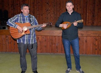 Mraclinom odzvanjala ganga i zamirisali janjci