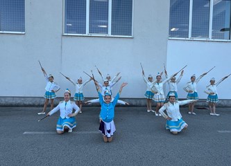 Mažoretkinje Plesnog kluba Barbara žiteljima Šćitarjeva darovale plesnu reviju u sklopu manifestacije “Svibanj u Andautoniji”