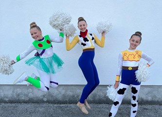 Mažoretkinje Plesnog kluba Barbara žiteljima Šćitarjeva darovale plesnu reviju u sklopu manifestacije “Svibanj u Andautoniji”