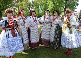 FOTO/VIDEO Jurjevski krijes u srcu Velike Gorice najavio pravi početak proljeća, građani uživali u programu i koncertu Gazdi