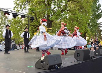 FOTO/VIDEO Jurjevski krijes u srcu Velike Gorice najavio pravi početak proljeća, građani uživali u programu i koncertu Gazdi