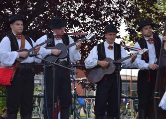 FOTO/VIDEO Jurjevski krijes u srcu Velike Gorice najavio pravi početak proljeća, građani uživali u programu i koncertu Gazdi