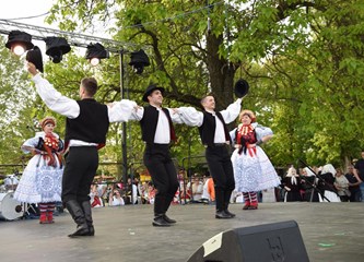 FOTO/VIDEO Jurjevski krijes u srcu Velike Gorice najavio pravi početak proljeća, građani uživali u programu i koncertu Gazdi