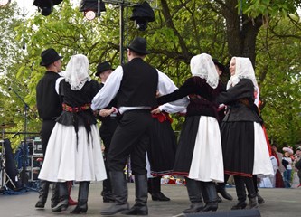 FOTO/VIDEO Jurjevski krijes u srcu Velike Gorice najavio pravi početak proljeća, građani uživali u programu i koncertu Gazdi