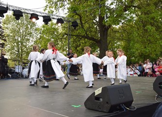 FOTO/VIDEO Jurjevski krijes u srcu Velike Gorice najavio pravi početak proljeća, građani uživali u programu i koncertu Gazdi