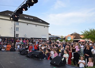 FOTO/VIDEO Jurjevski krijes u srcu Velike Gorice najavio pravi početak proljeća, građani uživali u programu i koncertu Gazdi
