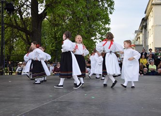 FOTO/VIDEO Jurjevski krijes u srcu Velike Gorice najavio pravi početak proljeća, građani uživali u programu i koncertu Gazdi