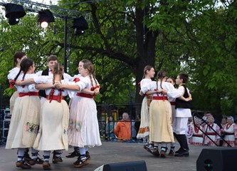 FOTO/VIDEO Jurjevski krijes u srcu Velike Gorice najavio pravi početak proljeća, građani uživali u programu i koncertu Gazdi