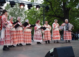 FOTO/VIDEO Jurjevski krijes u srcu Velike Gorice najavio pravi početak proljeća, građani uživali u programu i koncertu Gazdi