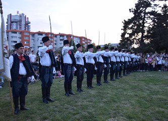 FOTO/VIDEO Jurjevski krijes u srcu Velike Gorice najavio pravi početak proljeća, građani uživali u programu i koncertu Gazdi