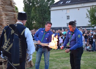 FOTO/VIDEO Jurjevski krijes u srcu Velike Gorice najavio pravi početak proljeća, građani uživali u programu i koncertu Gazdi