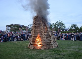 FOTO/VIDEO Jurjevski krijes u srcu Velike Gorice najavio pravi početak proljeća, građani uživali u programu i koncertu Gazdi