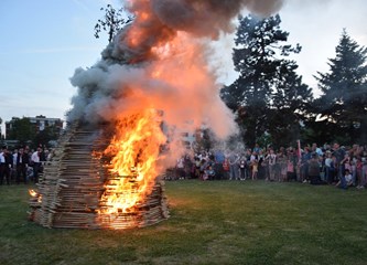 FOTO/VIDEO Jurjevski krijes u srcu Velike Gorice najavio pravi početak proljeća, građani uživali u programu i koncertu Gazdi