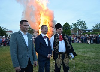FOTO/VIDEO Jurjevski krijes u srcu Velike Gorice najavio pravi početak proljeća, građani uživali u programu i koncertu Gazdi