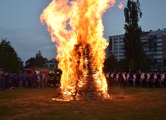 FOTO/VIDEO Jurjevski krijes u srcu Velike Gorice najavio pravi početak proljeća, građani uživali u programu i koncertu Gazdi