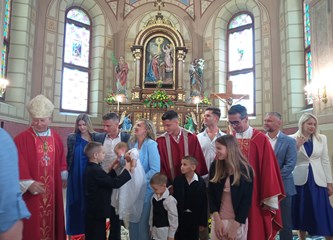 FOTO: Biskup Gorski u Navještenju krstio malenu Josipu, sedmo dijete obitelji Dodić