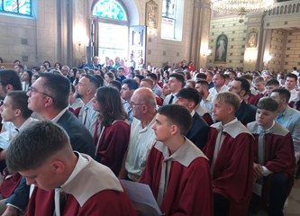 FOTO: Biskup Gorski u Navještenju krstio malenu Josipu, sedmo dijete obitelji Dodić