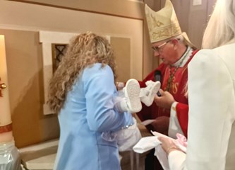 FOTO: Biskup Gorski u Navještenju krstio malenu Josipu, sedmo dijete obitelji Dodić