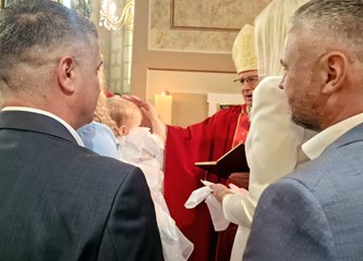 FOTO: Biskup Gorski u Navještenju krstio malenu Josipu, sedmo dijete obitelji Dodić