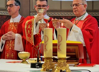 FOTO: Biskup Gorski u Navještenju krstio malenu Josipu, sedmo dijete obitelji Dodić