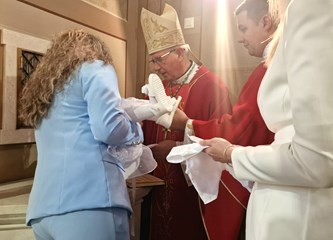 FOTO: Biskup Gorski u Navještenju krstio malenu Josipu, sedmo dijete obitelji Dodić