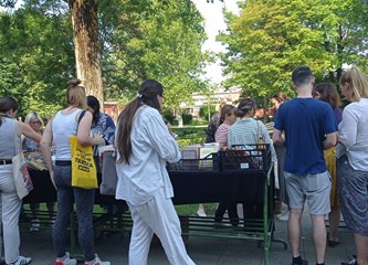 Navala na akciju Gradske knjižnice: Građani pohrlili po knjige iz otpisa za 1 euro!