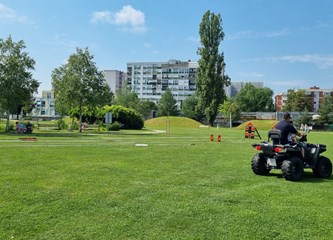 FOTO: Ravnateljstvo civilne zaštite upoznalo građane sa svojim radom, simulator potresa i moderne tehnologije privukle naše najmlađe