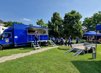 FOTO: Ravnateljstvo civilne zaštite upoznalo građane sa svojim radom, simulator potresa i moderne tehnologije privukle naše najmlađe