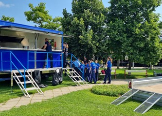 FOTO: Ravnateljstvo civilne zaštite upoznalo građane sa svojim radom, simulator potresa i moderne tehnologije privukle naše najmlađe