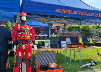 FOTO: Ravnateljstvo civilne zaštite upoznalo građane sa svojim radom, simulator potresa i moderne tehnologije privukle naše najmlađe