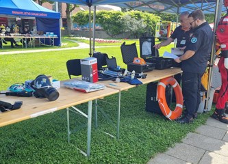 FOTO: Ravnateljstvo civilne zaštite upoznalo građane sa svojim radom, simulator potresa i moderne tehnologije privukle naše najmlađe