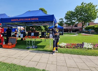 FOTO: Ravnateljstvo civilne zaštite upoznalo građane sa svojim radom, simulator potresa i moderne tehnologije privukle naše najmlađe