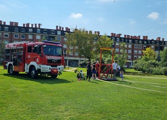 FOTO: Ravnateljstvo civilne zaštite upoznalo građane sa svojim radom, simulator potresa i moderne tehnologije privukle naše najmlađe
