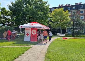 FOTO: Ravnateljstvo civilne zaštite upoznalo građane sa svojim radom, simulator potresa i moderne tehnologije privukle naše najmlađe