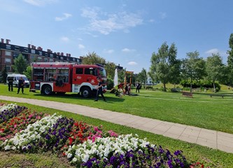 FOTO: Ravnateljstvo civilne zaštite upoznalo građane sa svojim radom, simulator potresa i moderne tehnologije privukle naše najmlađe