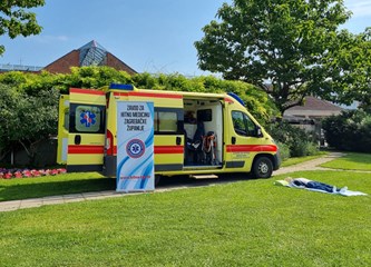 FOTO: Ravnateljstvo civilne zaštite upoznalo građane sa svojim radom, simulator potresa i moderne tehnologije privukle naše najmlađe