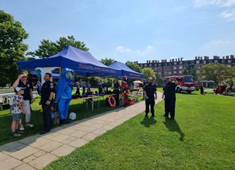 FOTO: Ravnateljstvo civilne zaštite upoznalo građane sa svojim radom, simulator potresa i moderne tehnologije privukle naše najmlađe