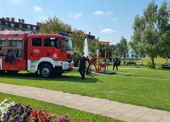 FOTO: Ravnateljstvo civilne zaštite upoznalo građane sa svojim radom, simulator potresa i moderne tehnologije privukle naše najmlađe