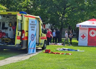 FOTO: Ravnateljstvo civilne zaštite upoznalo građane sa svojim radom, simulator potresa i moderne tehnologije privukle naše najmlađe