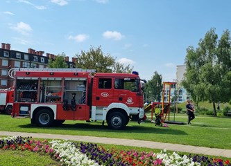 FOTO: Ravnateljstvo civilne zaštite upoznalo građane sa svojim radom, simulator potresa i moderne tehnologije privukle naše najmlađe