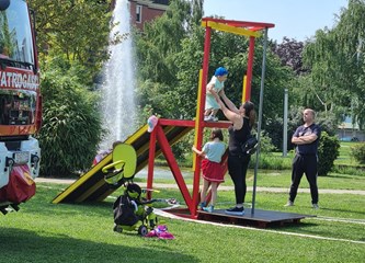 FOTO: Ravnateljstvo civilne zaštite upoznalo građane sa svojim radom, simulator potresa i moderne tehnologije privukle naše najmlađe