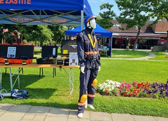 FOTO: Ravnateljstvo civilne zaštite upoznalo građane sa svojim radom, simulator potresa i moderne tehnologije privukle naše najmlađe