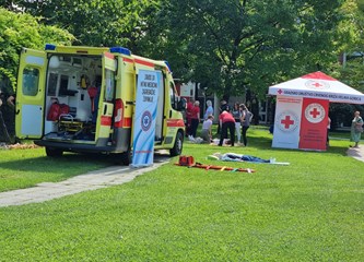 FOTO: Ravnateljstvo civilne zaštite upoznalo građane sa svojim radom, simulator potresa i moderne tehnologije privukle naše najmlađe