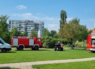FOTO: Ravnateljstvo civilne zaštite upoznalo građane sa svojim radom, simulator potresa i moderne tehnologije privukle naše najmlađe