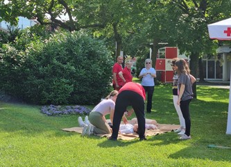 FOTO: Ravnateljstvo civilne zaštite upoznalo građane sa svojim radom, simulator potresa i moderne tehnologije privukle naše najmlađe