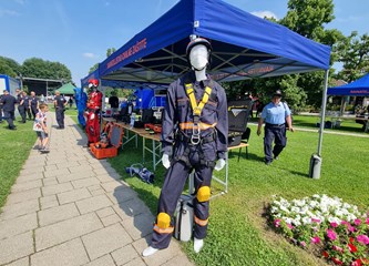 FOTO: Ravnateljstvo civilne zaštite upoznalo građane sa svojim radom, simulator potresa i moderne tehnologije privukle naše najmlađe