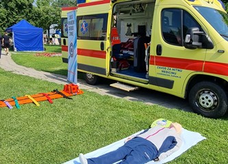 FOTO: Ravnateljstvo civilne zaštite upoznalo građane sa svojim radom, simulator potresa i moderne tehnologije privukle naše najmlađe