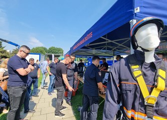 FOTO: Ravnateljstvo civilne zaštite upoznalo građane sa svojim radom, simulator potresa i moderne tehnologije privukle naše najmlađe