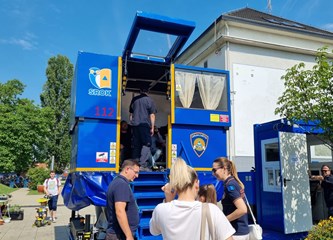 FOTO: Ravnateljstvo civilne zaštite upoznalo građane sa svojim radom, simulator potresa i moderne tehnologije privukle naše najmlađe