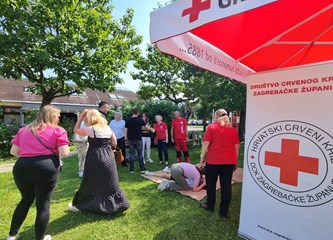 FOTO: Ravnateljstvo civilne zaštite upoznalo građane sa svojim radom, simulator potresa i moderne tehnologije privukle naše najmlađe